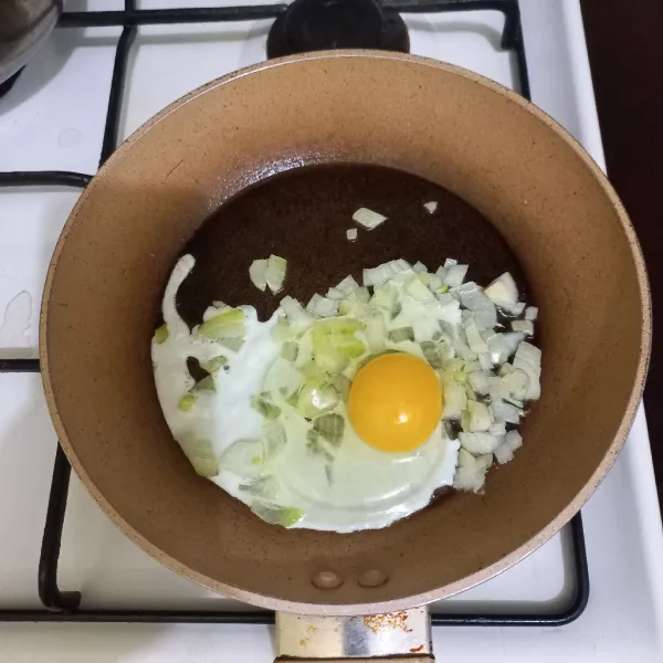 Masukkan telur ayam, beri sedikit garam, aduk dan orak-arik telur hingga matang.