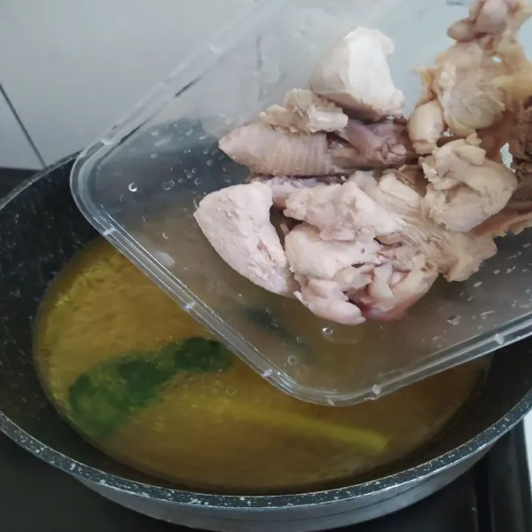 Masukan ayam yang telah direbus tadi lalu masak hingga ayam empuk.