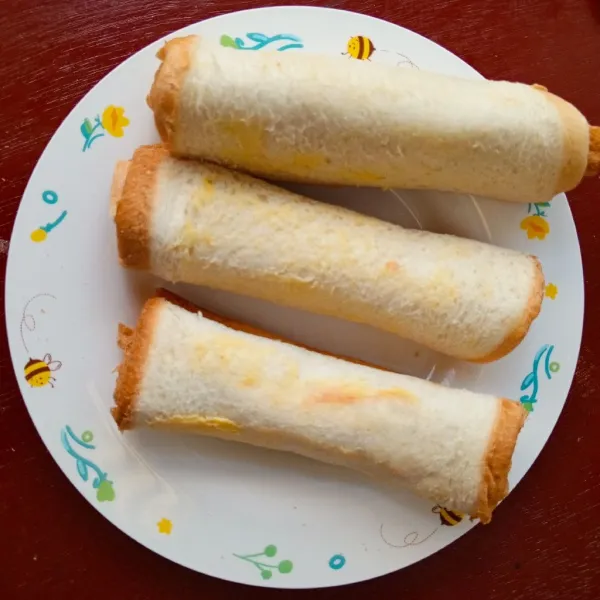 Gulung perlahan sambil direkatkan.