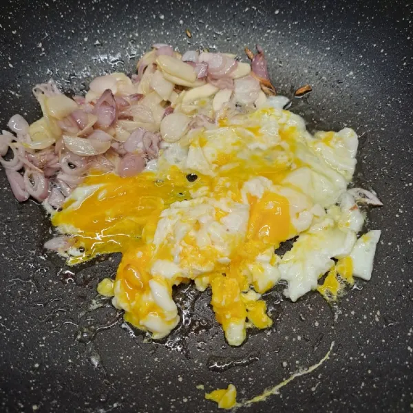 Masukkan telur dan sejumput garam. Buat orak-arik telur.