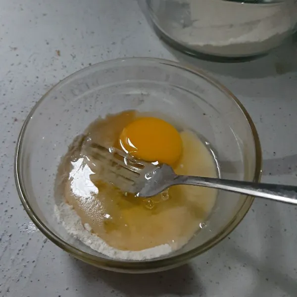 Ambil 1 sdm bahan pelapis 1, lalu beri air dan telur, aduk rata. Ini akan menjadi bahan pelapis 2.