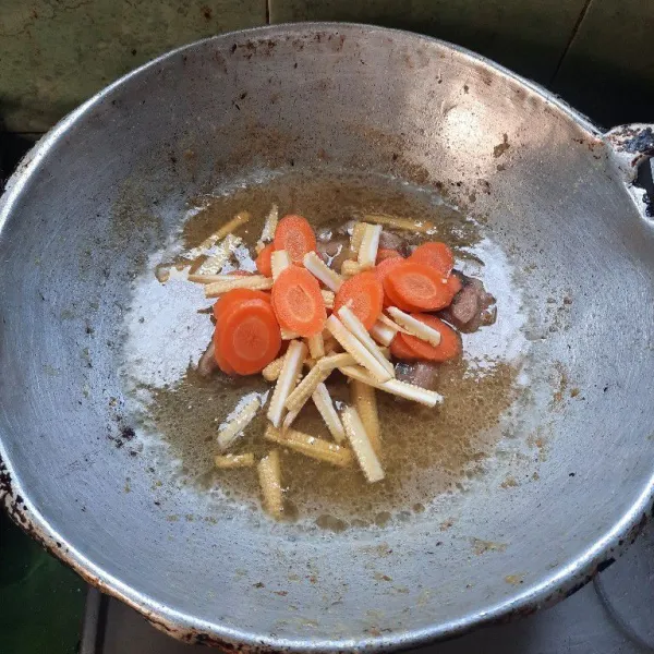 Setelah ayam matang, masukkan wortel dan jagung putren, masak sampai empuk.