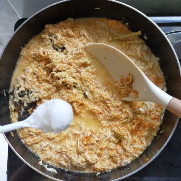 Beri garam, kaldu bubuk dan gula jawa