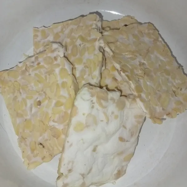 Iris tipis tempe lalu sisihkan.