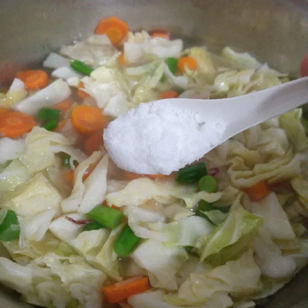 Masukkan garam gula pasir, dan lada bubuk. Masak sampai mendidih.