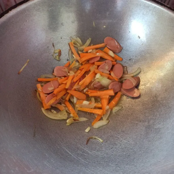 Selanjutnya masukkan sosis dan wortel, tumis sampai matang.