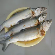 Masukan adonan otak-otak ke dalam kulit ikan bandeng.