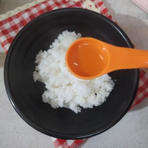 Campur nasi dengan 3 sdt mirin.