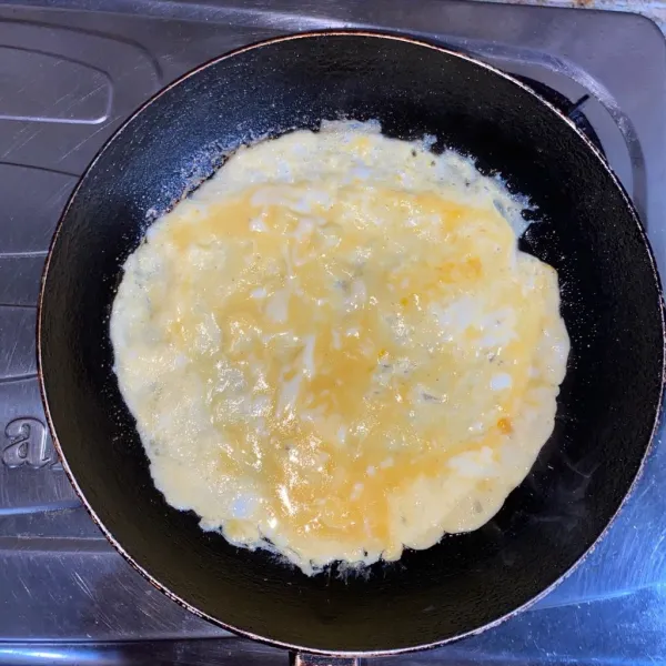 Kocok lepas telur bersama garam dan merica lalu buat telur dadar. Resep ini untuk 2 telur dadar.