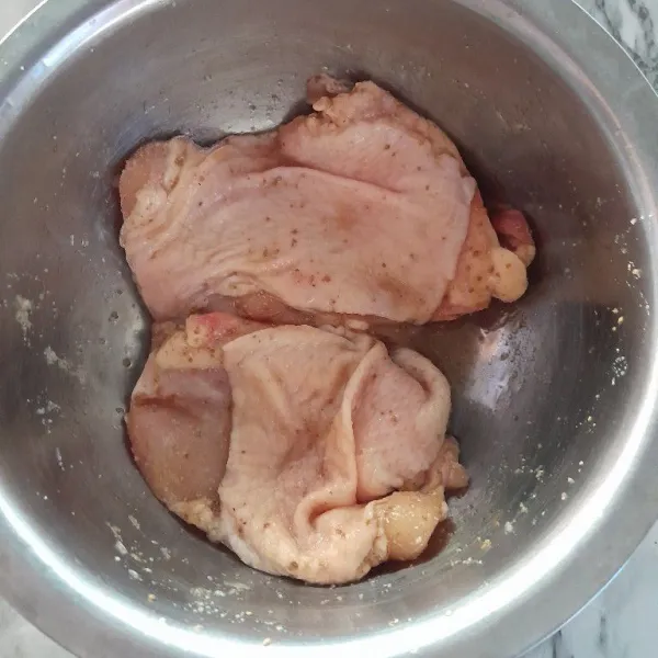 Marinasi ayam dengan bawang putih, ketumbar, garam dan penyedap yang dihaluskan.