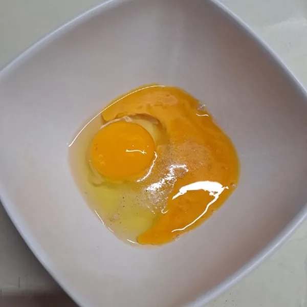 Kocok telur, merica dan garam sampai rata.