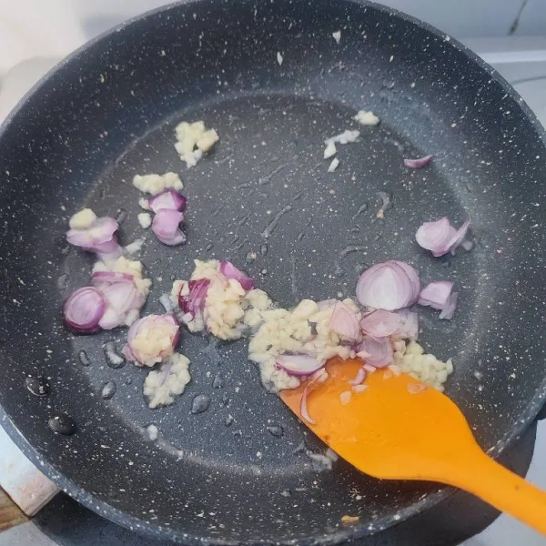 Panaskan minyak, tumis bawang merah dan bawang putih hingga harum.
