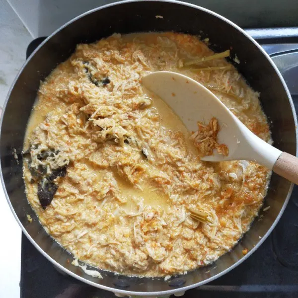 Aduk rata dan masak hingga santan terserap daging ayam, kemudian matikan api dan biarkan dingin.