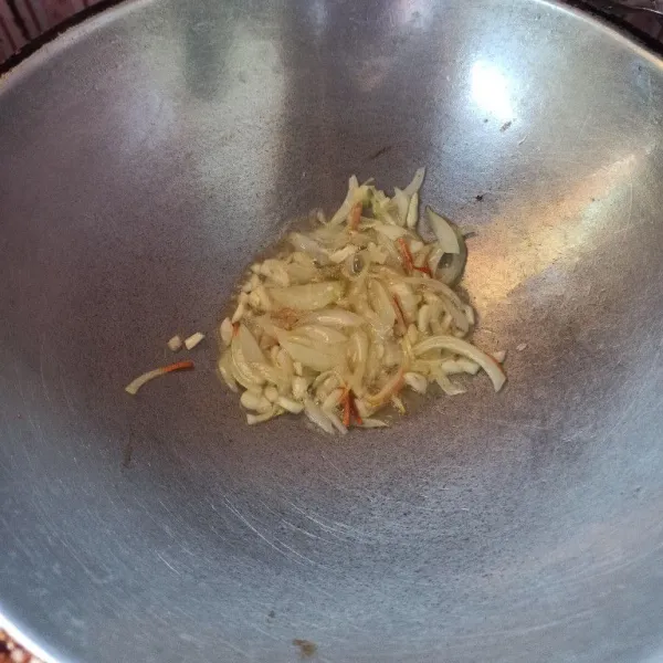 Tumis bawang putih dan bawang bombai sampai harum.