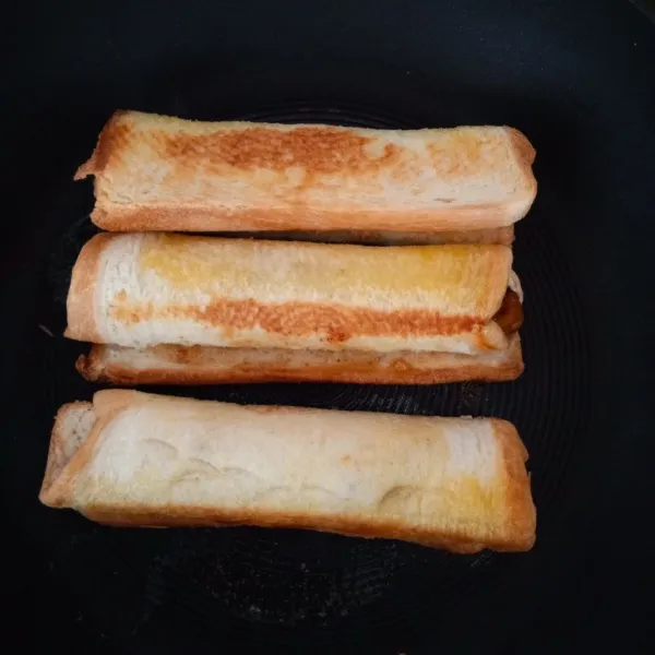 Olesi roti dengan margarin, lalu panggang roti di atas teflon panas hingga kecoklatan. Angkat dan sajikan bersama topping glaze tiramisu.