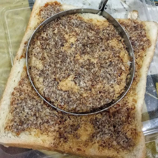 Potong roti dgn bentuk 2 bulatan besar dan 4 bulatan kecil.