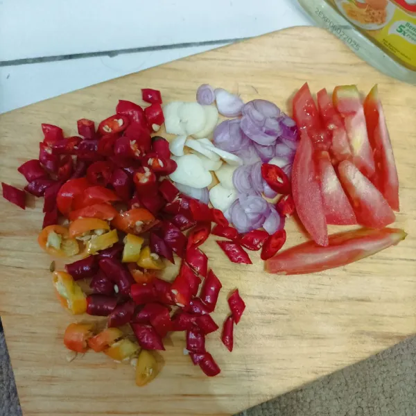 Iris cabai, bawang, dan tomat.