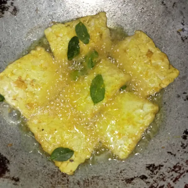 Panaskan minyak kemudian masukkan tempe, goreng tempe hingga kering kuning keemasan, angkat dan tiriskan. Sajikan tempe dengan sambal atau nasi hangat.