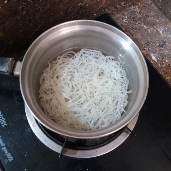 Rebus mie shirataki hingga mendidih dan tiriskan airnya.