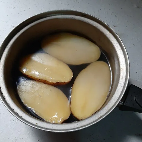 Untuk pelengkap, rebus kentang, jagung, dan buncis. Kentang juga bisa digoreng setelah proses perebusan.