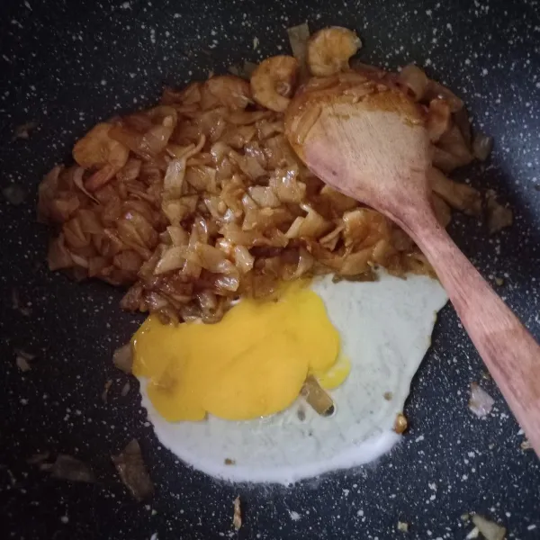 Aduk rata semua bahan, kemudian sisihkan ke pinggir wajan. Kemudian masukkan telur dan buat telur orak-arik.