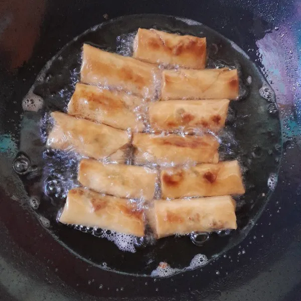 Panaskan minyak, lalu goreng spring roll hingga kuning kecokelatan. Kemudian sajikan hangat.