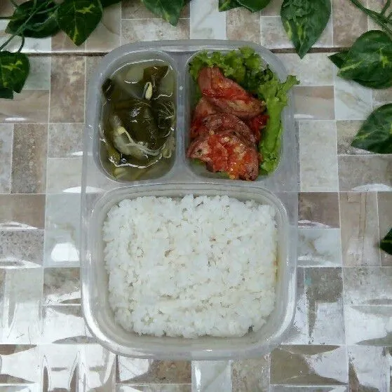 Tata di kotak makan bersama dengan sayur asem dan nasi.