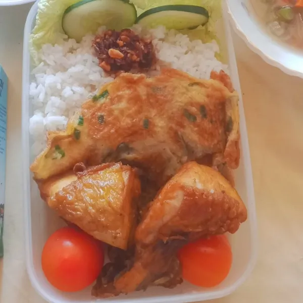 Siapkan container box masukkan nasi, ayam, beserta lauk pelengkap lainnya.