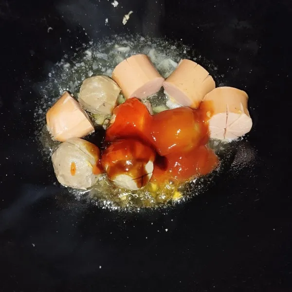 Tumis bawang putih, tambahkan sosis, bakso, saos sambal, saos tomat, saos tiram, dan kecap.