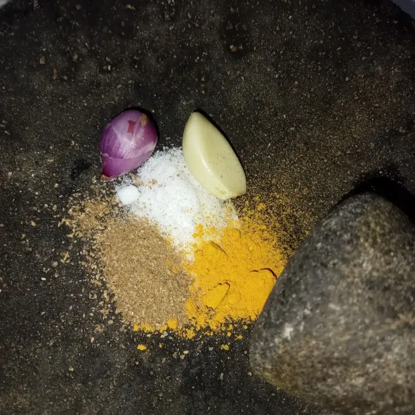 Siapkan bumbu, haluskan menggunakan cobek.