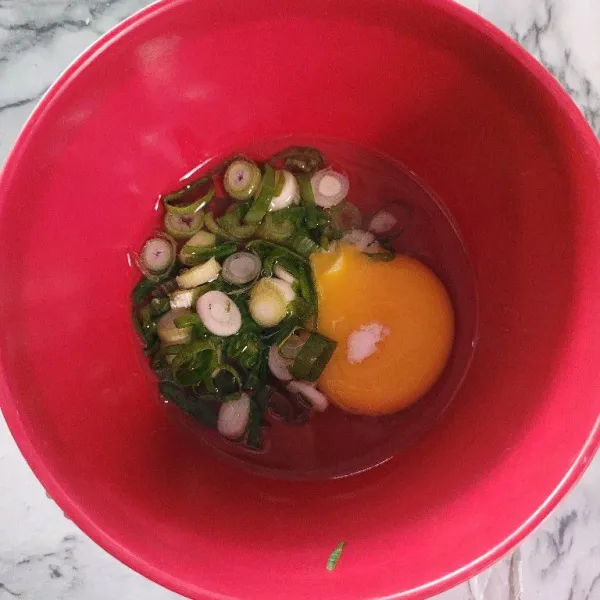 Kocok lepas telur dan daun bawang dengan diberi sedikit garam.