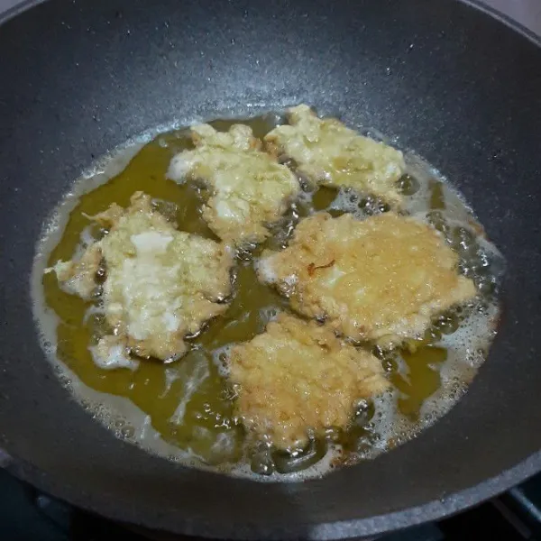 Balur ayam ke pelapis 1, pelapis 2, dan pelapis 1 kembali. Langsung goreng dalam minyak banyak dan panas sedang hingga golden brown. Kemudian angkat dan tiriskan.