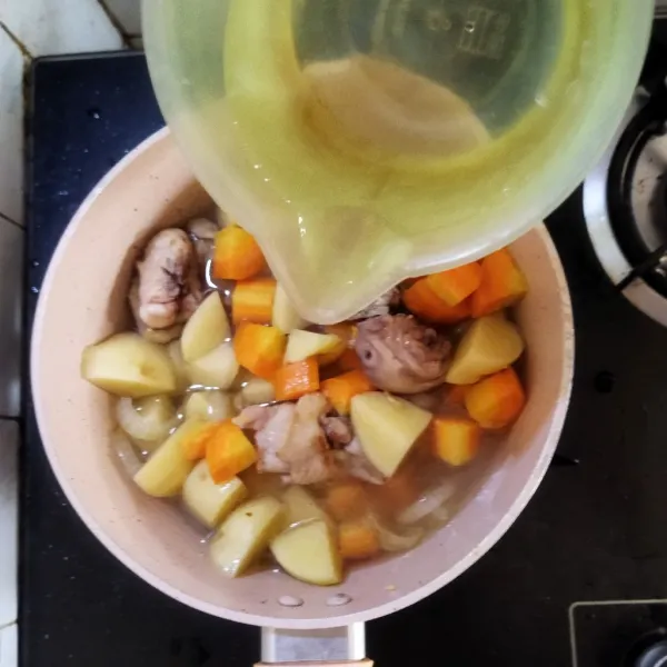 Tuangkan air kaldu, tambahkan wortel, buncis, kentang, dan jagung, masak hingga sayur matang.