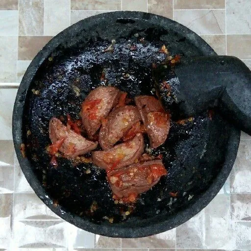 Penyet scallop dengan sambal bawang.