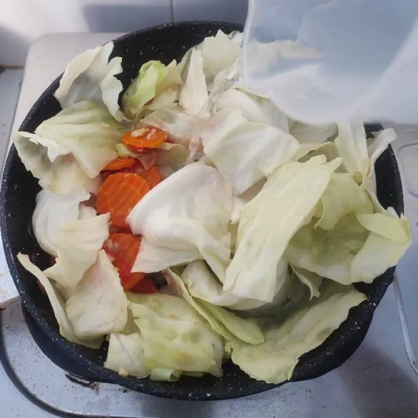 Tambahkan air, masak hingga layu.