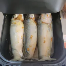 Panggang di air fryer atau oven otak-otak ikan bandeng pada suhu 160°C selama 40 menit. Sajikan.