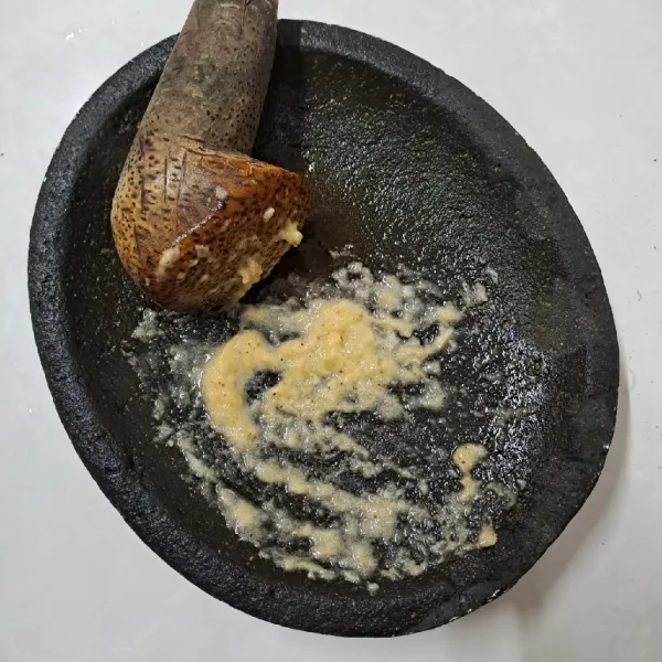 Ulek halus bawang putih, merica, kaldu jamur dan garam.