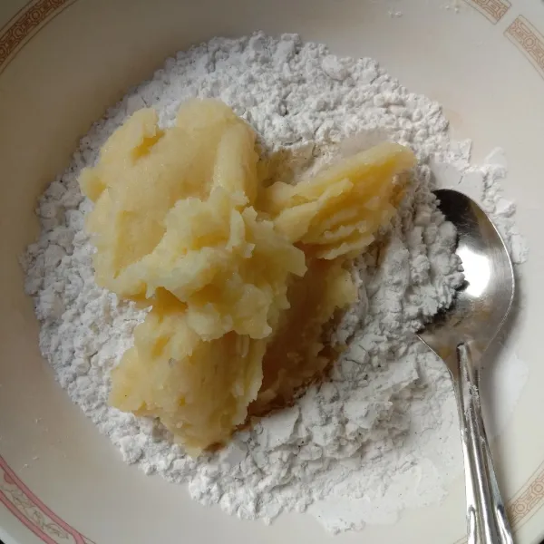 Campurkan ke dalam tepung tapioka. Tambahkan garam, kaldu bubuk, dan merica.