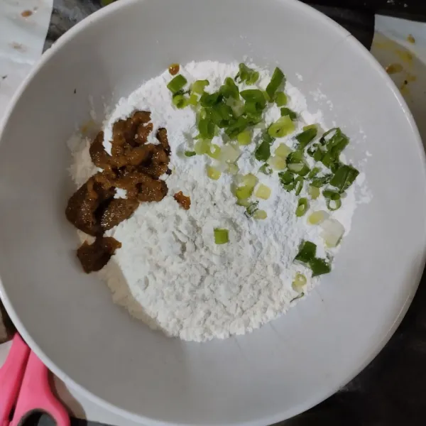 Campurkan tepung terigu, tepung beras, garam, lada, kaldu bubuk, daun bawang dan bumbu soto.