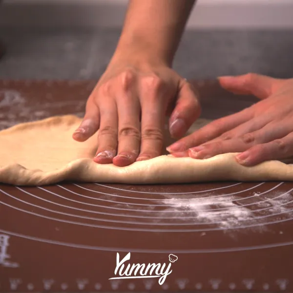 Sayat permukaan adonan dengan pisau, kemudian panggang dalam oven dengan suhu 180 C selama 20 menit.