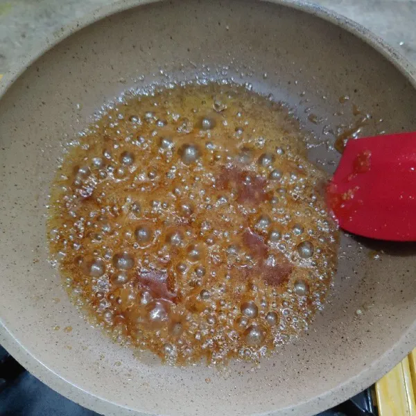 Masak gula sampai mendidih.