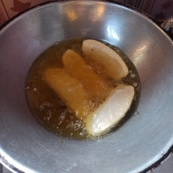 Kemudian masukkan ke dalam minyak yang sudah dipanaskan, goreng hingga matang.