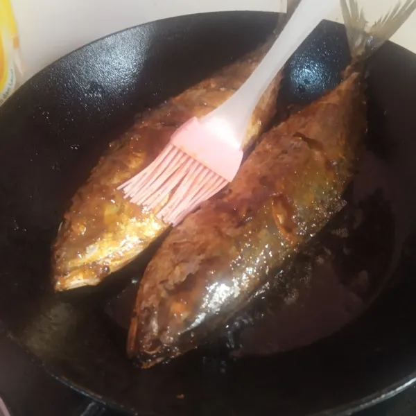 Bakar ikan di satu sisi sampai matang sambil dioles bumbu olesan