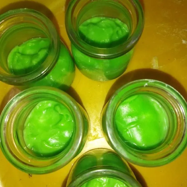 Selagi panas tuang lapisan hijau ke dalam wadah.
