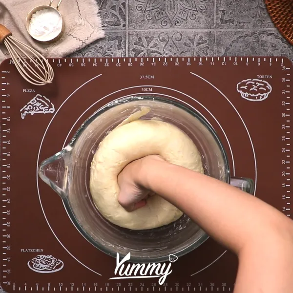 Kempiskan adonan dan bagi adonan menjadi 200 gram tiap porsinya. Kemudian bulatkan dan istirahatkan kembali selama 15 menit.