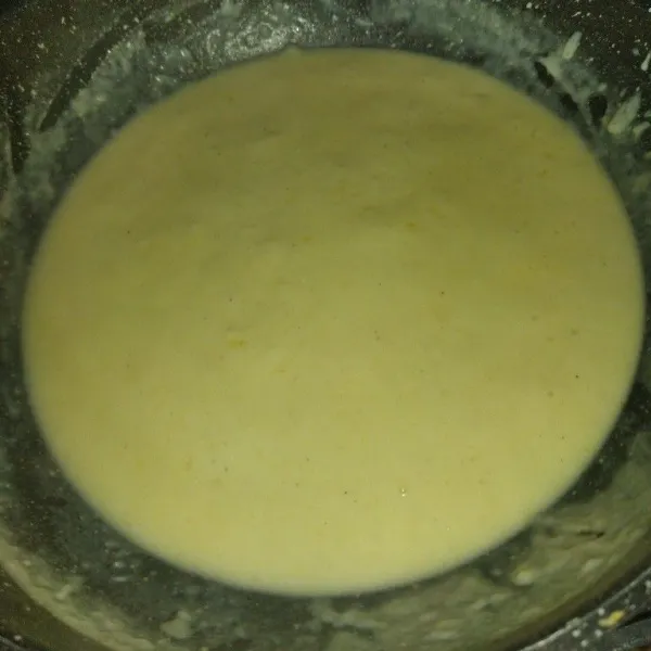 Saus putih : lelehkan margarin hingga panas, masukkan tepung terigu, aduk rata, tambahkan keju, susu cair, garam dan lada bubuk, aduk terus hingga mengental, angkat.