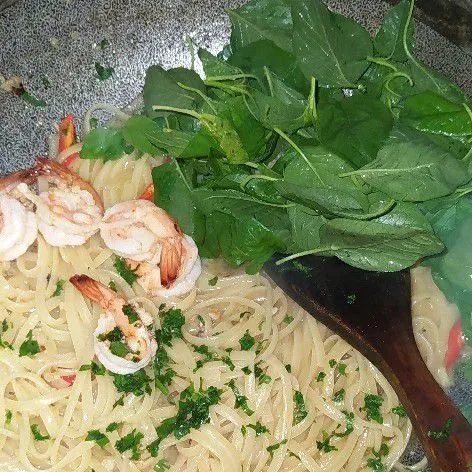 Kemudian masukkan bayam, udang, dan seledri.