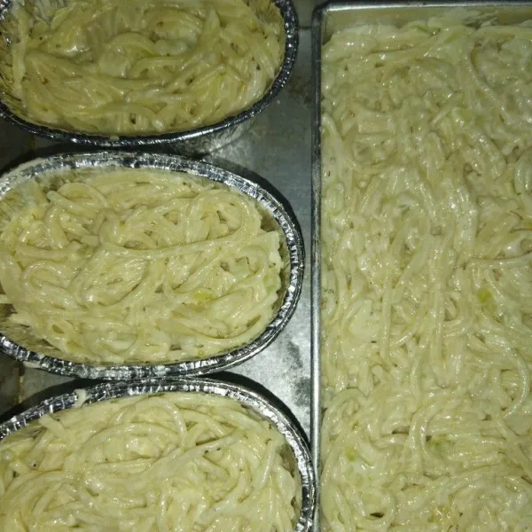 Tata spaghetti di dalam cup alumunium foil atau loyang.