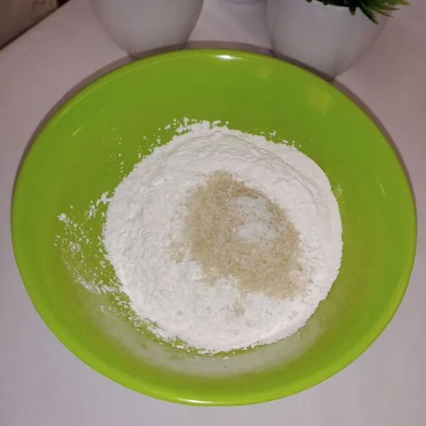Untuk bahan kulit, siapkan 150gram tepung ketan, 2sdm gula, dan secubit garam.