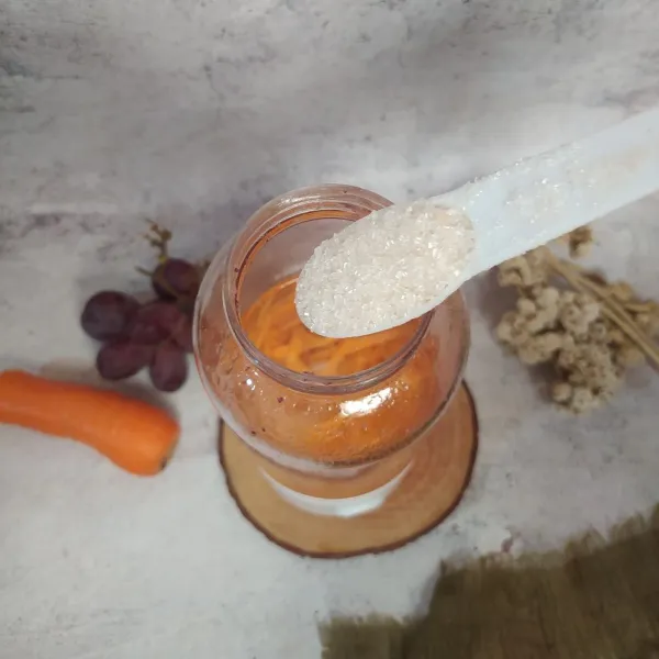 Masukkan wortel ke dalam blender, tambahkan air dan gula pasir lalu proses.